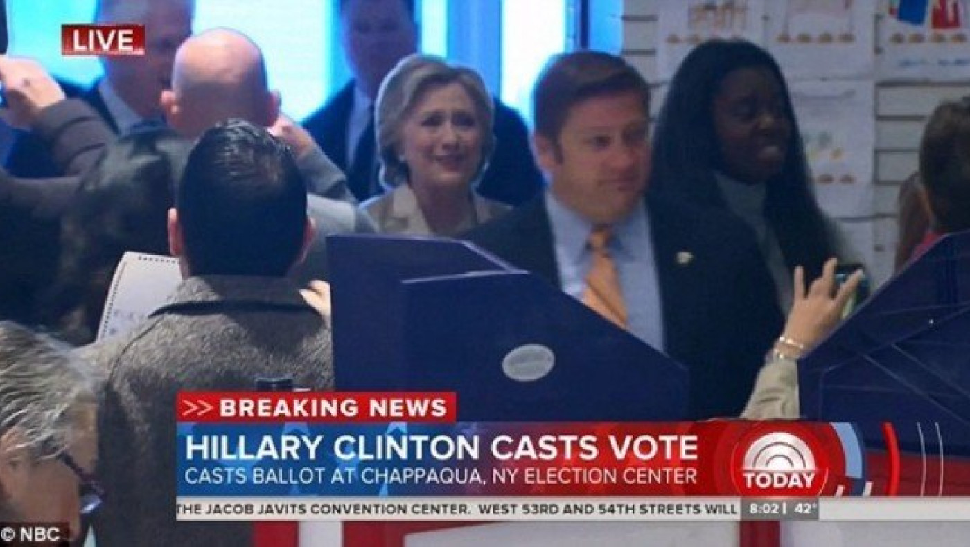 Ψήφισε η Χίλαρι συγκινημένη, ενώ την κρατούσε ο Μπιλ Κλίντον (ΦΩΤΟ)