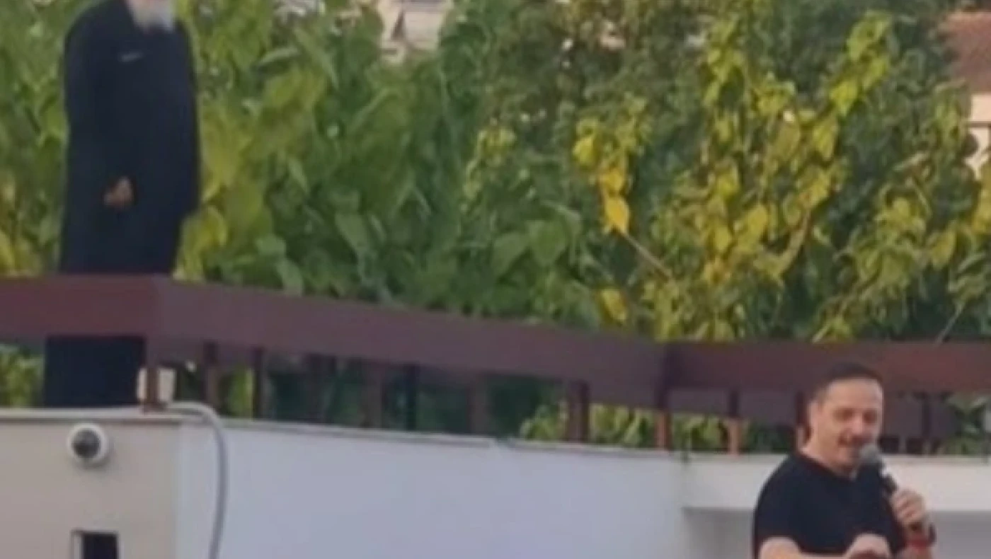 Ο Τσουβέλας έκανε παράσταση και του εμφανίστηκε παπάς