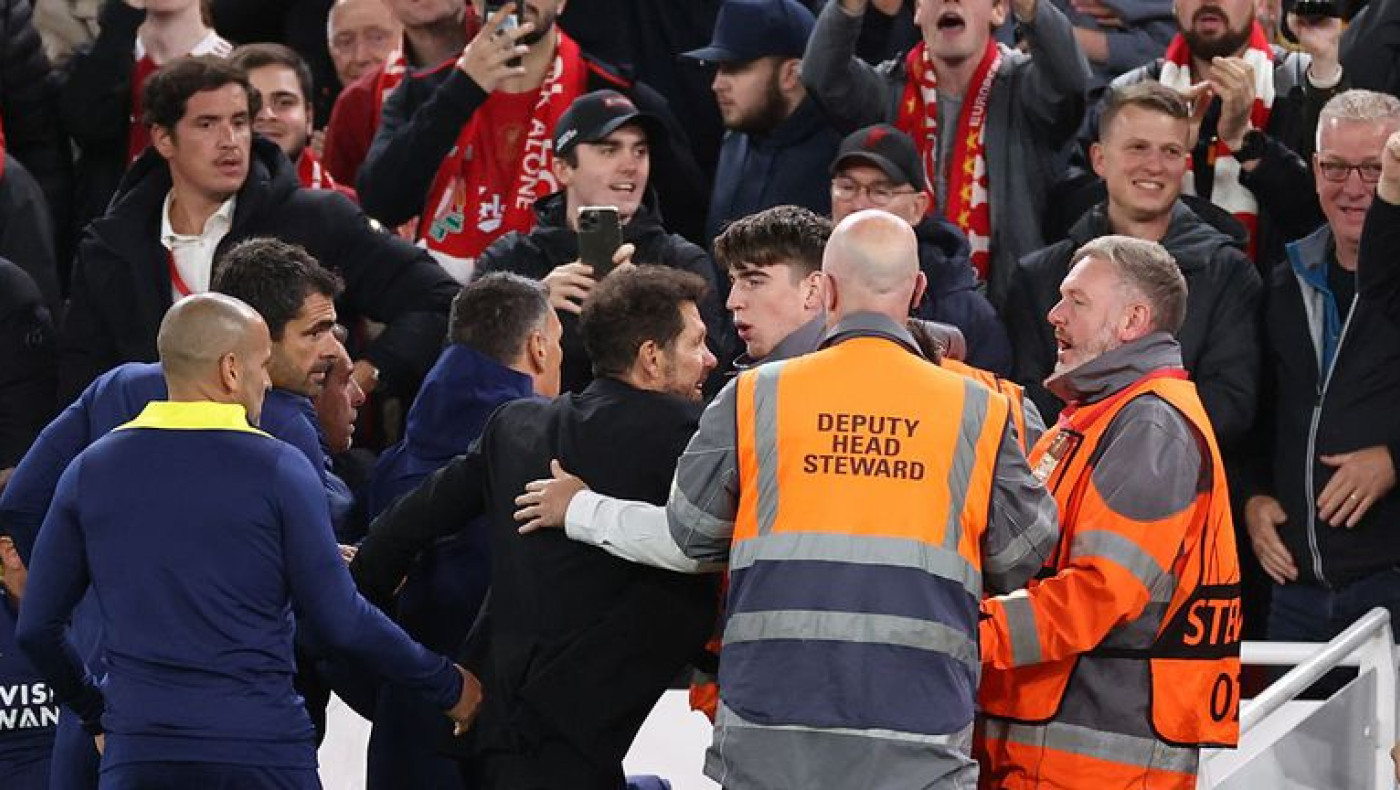 Champions League: Η UEFA ερευνά το… μπάχαλο Σιμεόνε-οπαδών στο Άνφιλντ