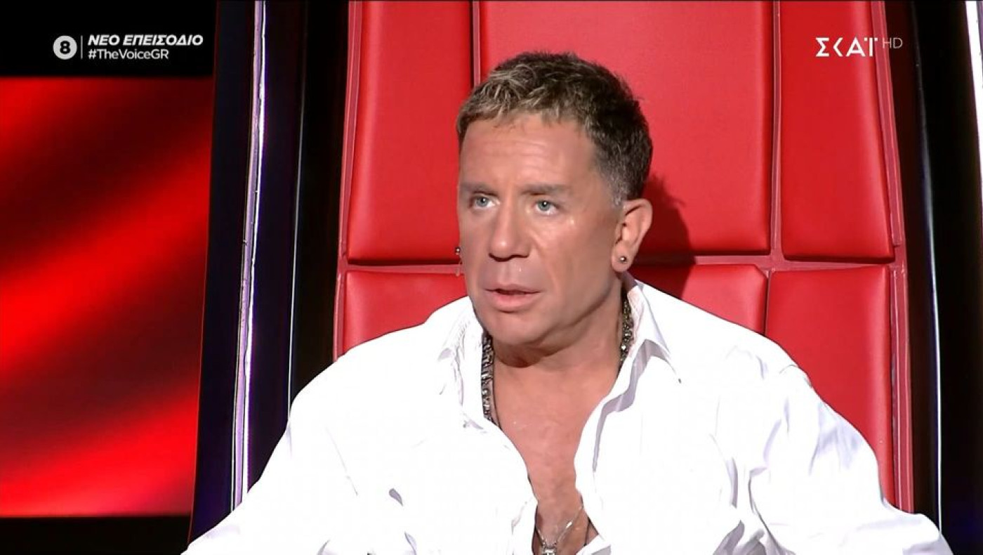 Μαζωνάκης: Κέρασε σφηνάκια τους fans που περίμεναν να μπουν στο κέντρο που εμφανίζεται