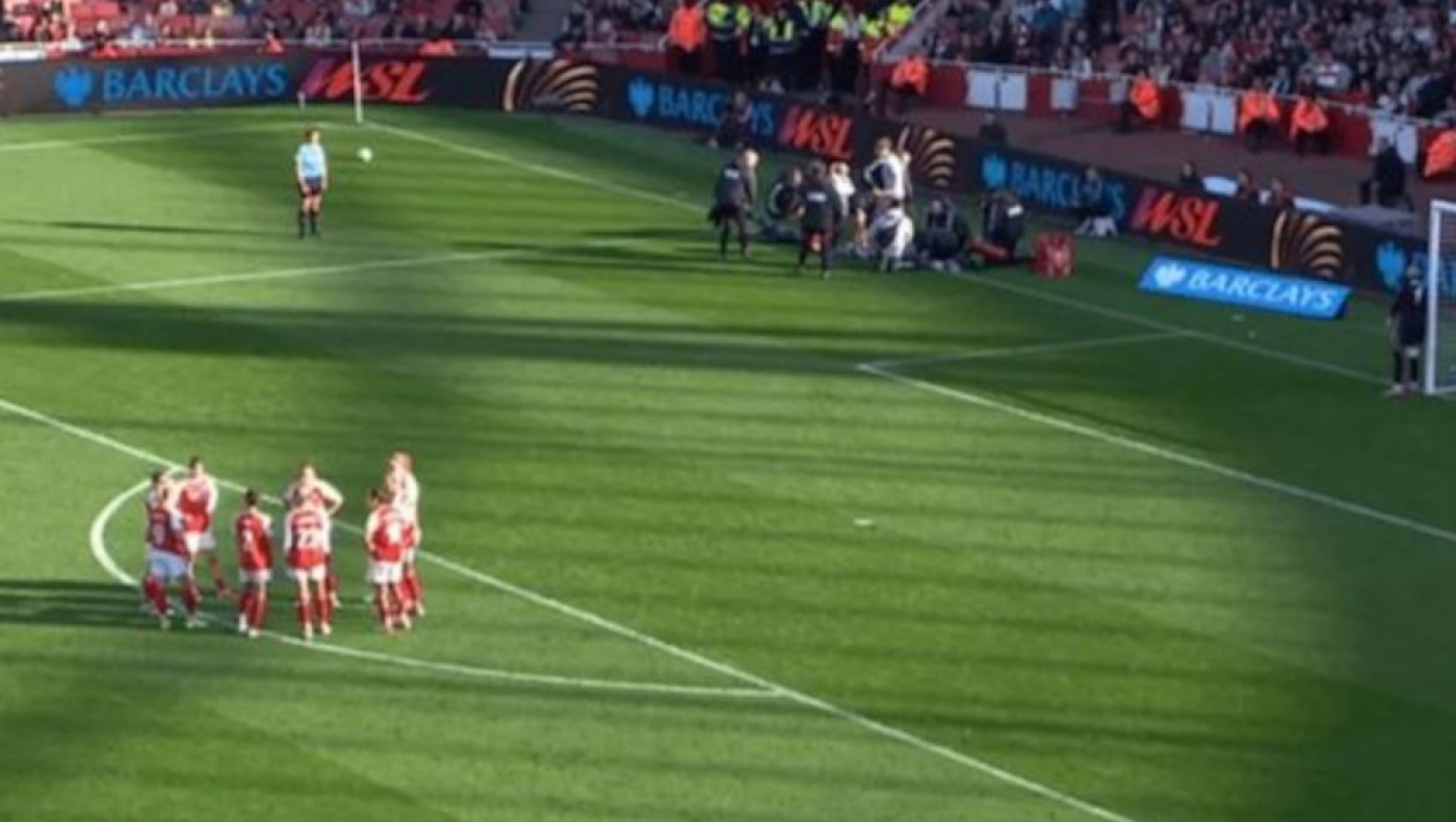 ΣΟΚ στο «Emirates»: Παίκτρια της Μπράιτον κατέρρευσε και μεταφέρθηκε εκτός αγώνα με οξυγόνο