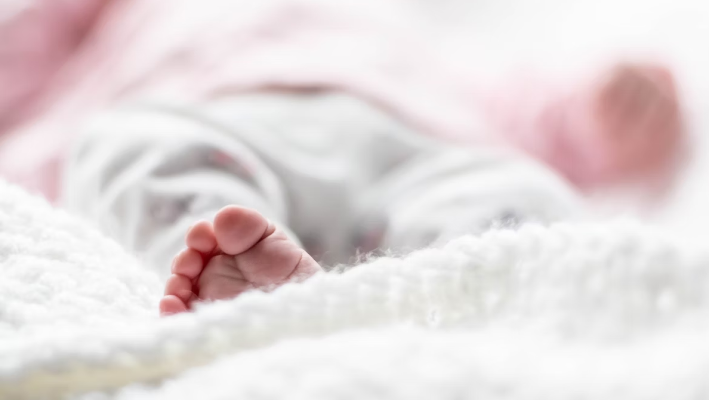 Λάρισα: Εξαιρετικά κρίσιμη η κατάσταση του βρέφους με τα εγκαύματα από καυτό λάδι