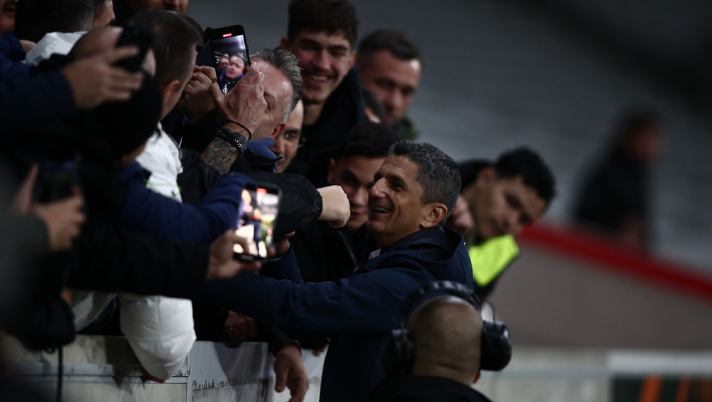 Στις αγκαλιές του κόσμου ο Λουτσέσκου-«﻿Τρελό ματς, αλλά τώρα το μυαλό στον Βόλο»