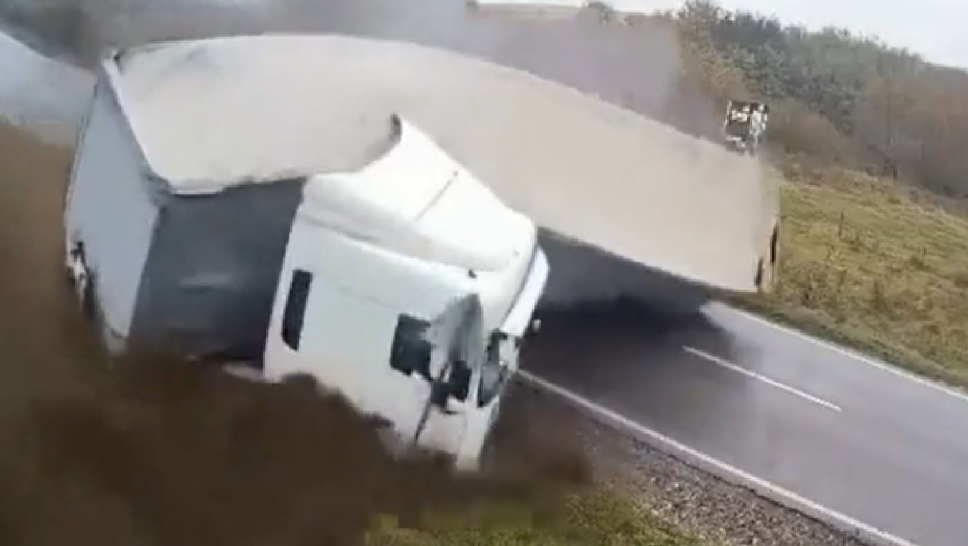 Φορτηγό συνέθλιψε ΙΧ-Δύο νεκροί στο σφοδρό δυστύχημα