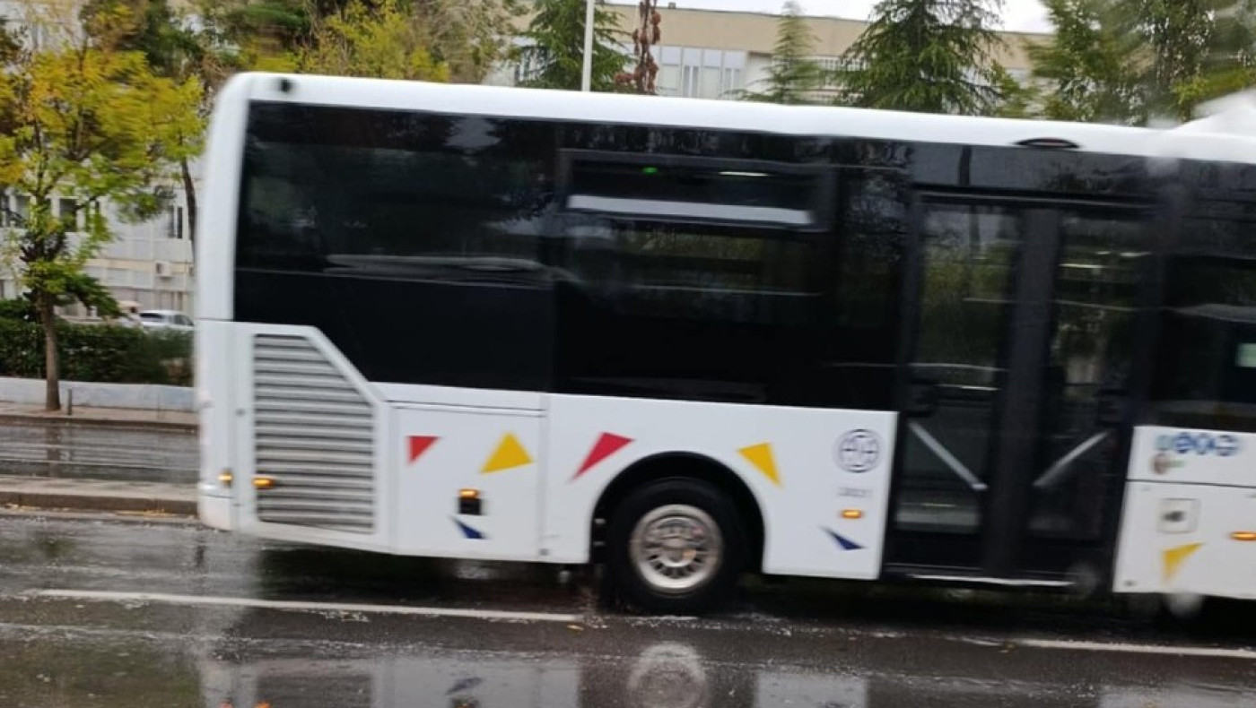 Θεσσαλονίκη: Ρυάκια οι δρόμοι - Ολισθηρά πεζοδρόμια