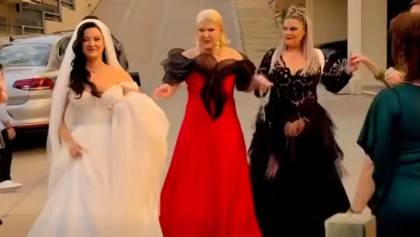 Η Χαρά Βέρρα πάντρεψε την κόρη της και βάφτισε τον εγγονό της