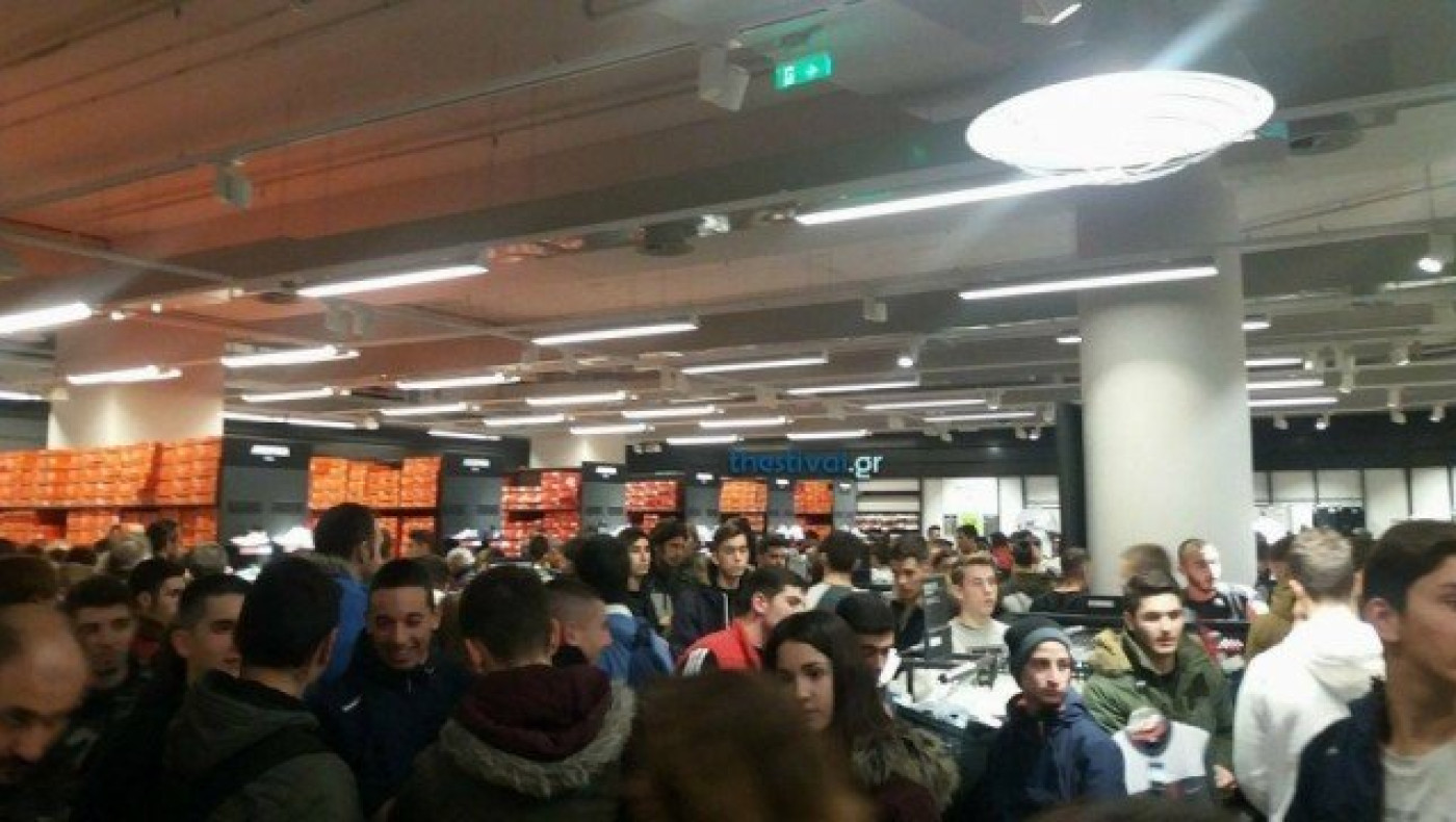 Black Friday: ΑΠΙΣΤΕΥΤΟ ΣΤΡΙΜΩΞΙΔΙ έξω από κατάστημα αθλητικών ειδών