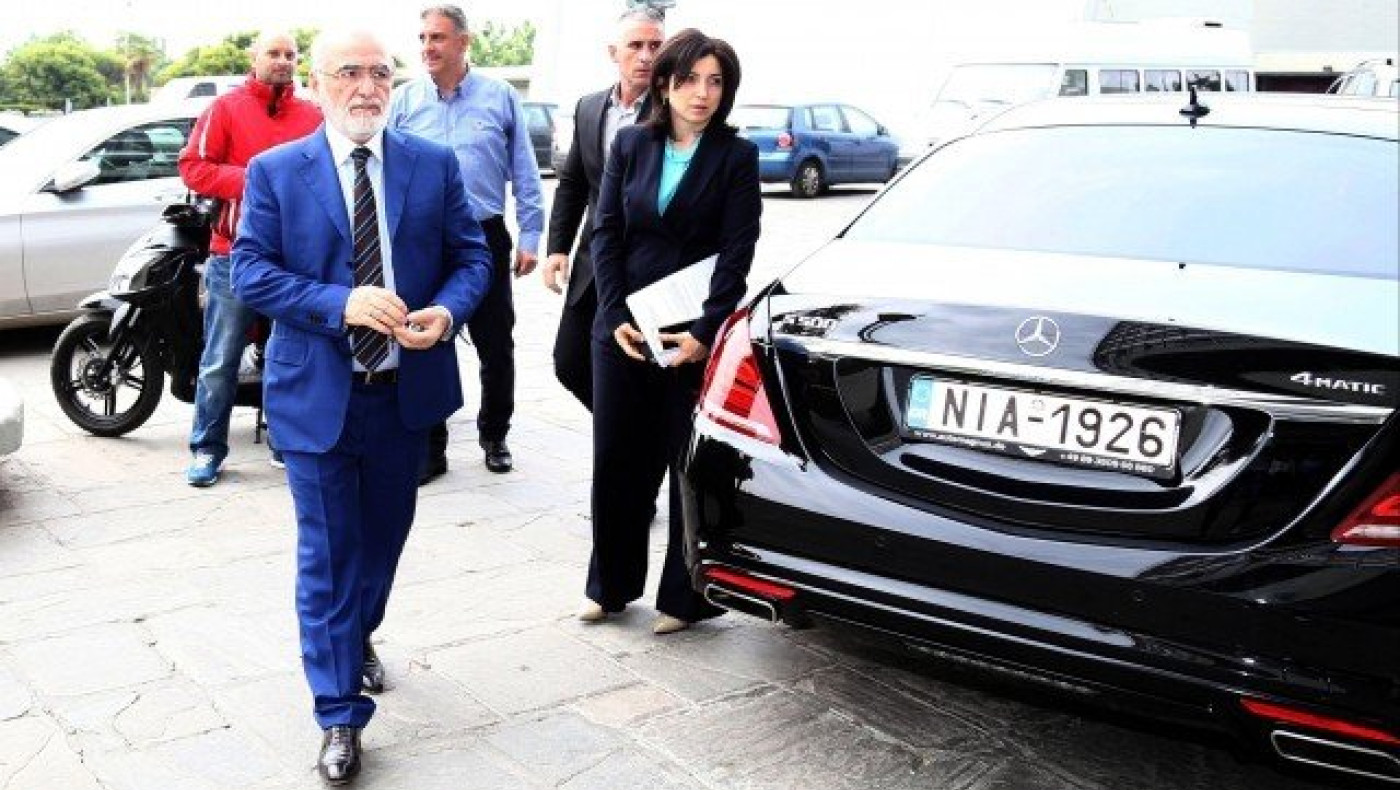 Ο Ιβάν έχει      όλο το     παζλ απλωμένο μπροστά του