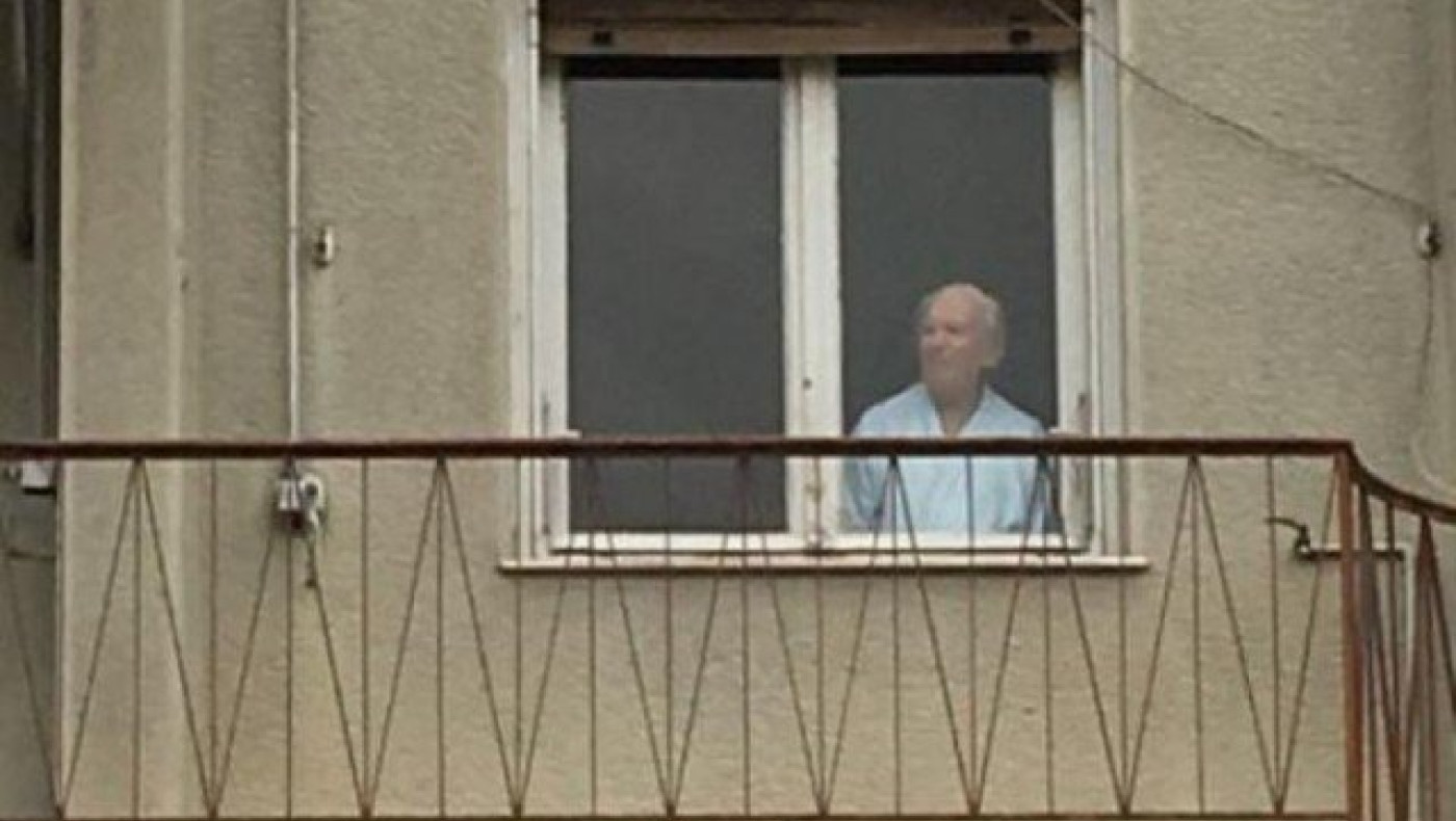 Ρεπόρτερ του Λευκού Οίκου κάνει έναν παππού με μπουρνούζι... viral!