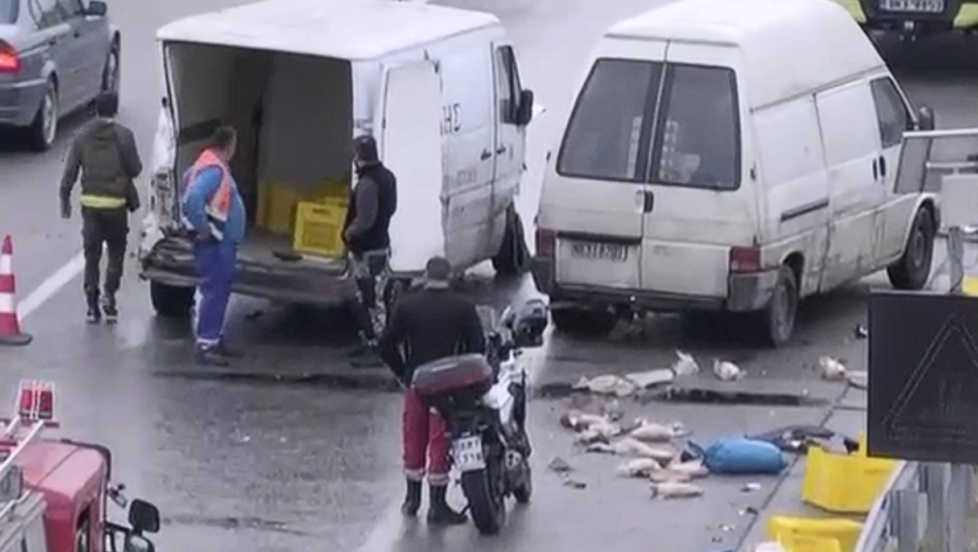 Θεσσαλονίκη: Καραμπόλα οχημάτων γέμισε τον Περιφερειακό με... ψωμιά