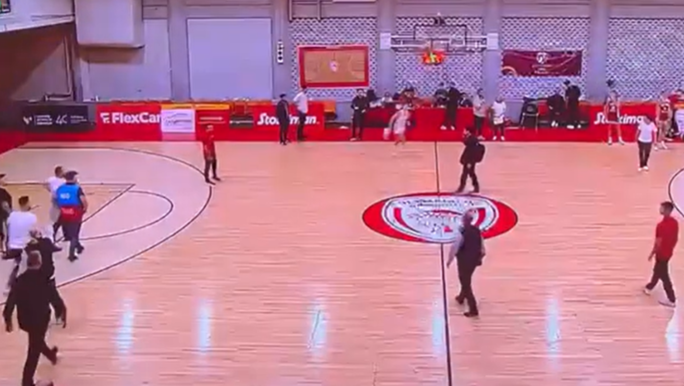 Α1 Γυναικών: Οπαδοί του Ολυμπιακού βόλταραν στο παρκέ ενώ πανηγύριζε ο Παναθηναϊκός