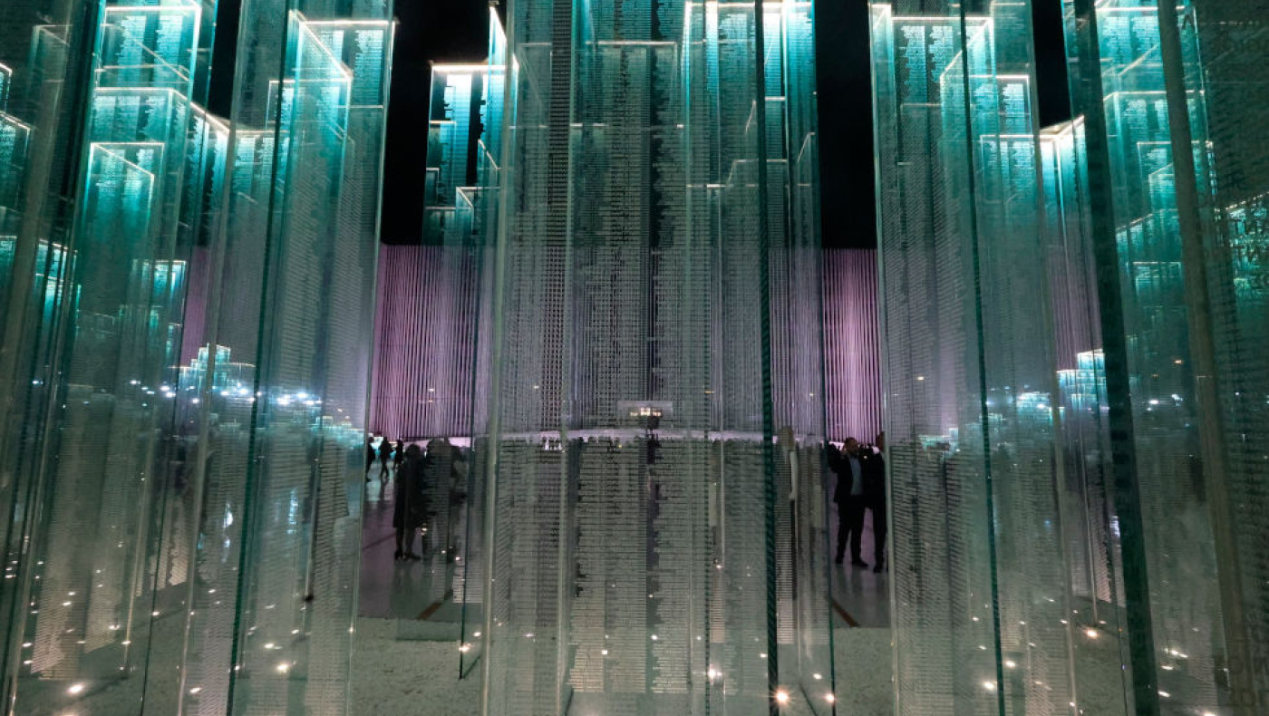 Εγκαίνια στο Πεντάγωνο: Νέα πρόσοψη με... Μητσοτάκη και Δένδια