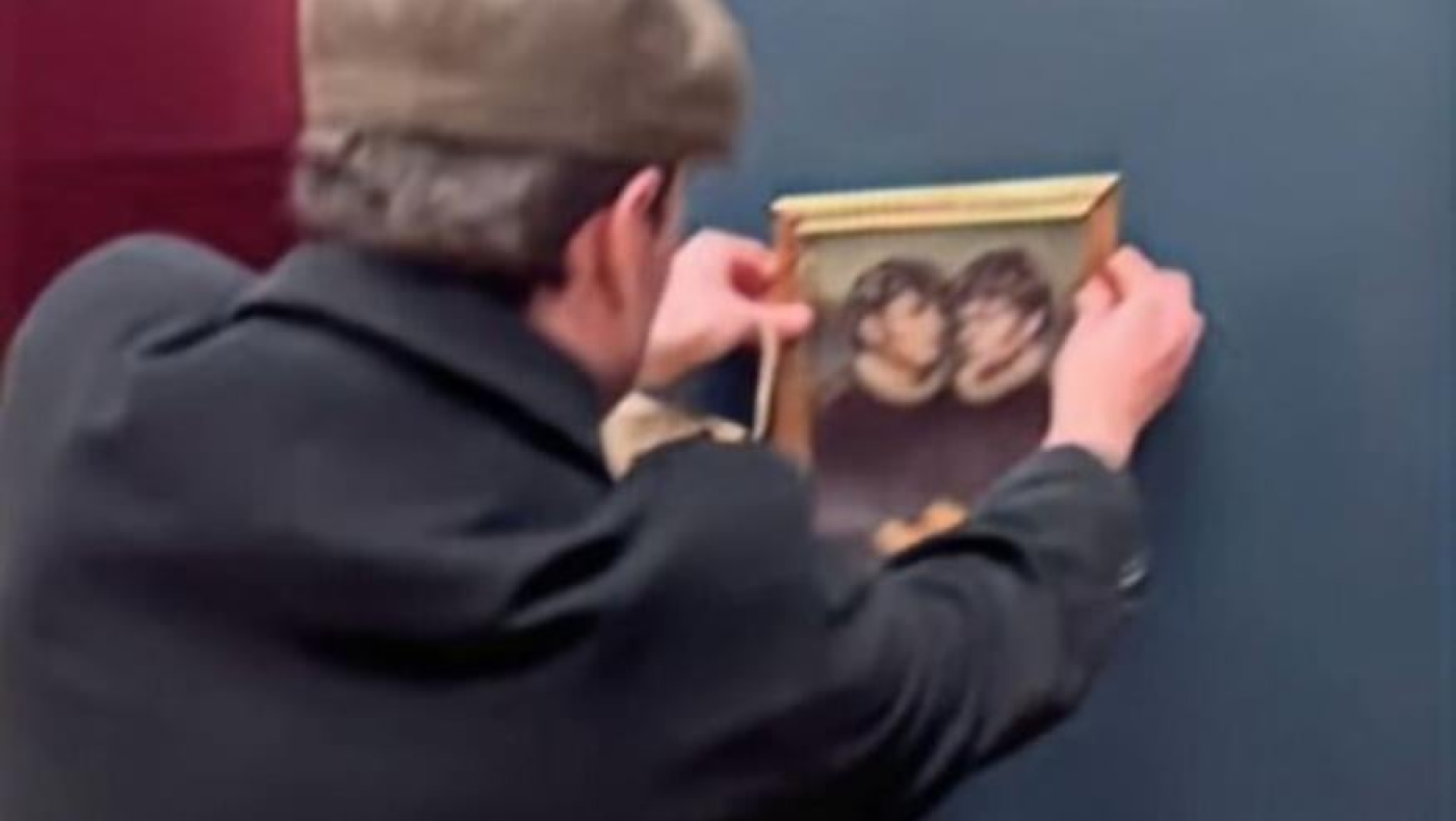 Ασφάλεια... μηδέν στο Λούβρο: TikTokers κρέμασαν φωτογραφία δίπλα στη Μόνα Λίζα!