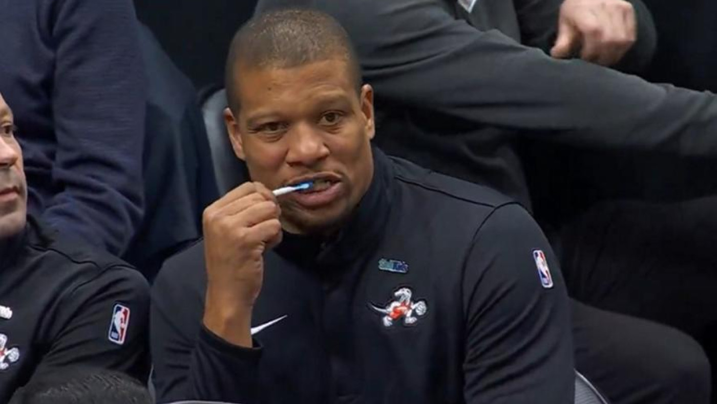 Ο Μάικ Μπατίστ… έβγαλε οδοντόβουρτσα στον πάγκο των Ράπτορς