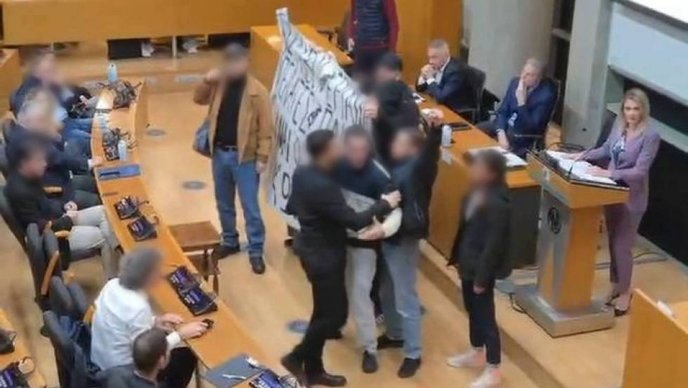 Θεσσαλονίκη: Μέλη του Ρουβίκωνα εισέβαλαν στο Δημαρχείο και διέκοψαν εκδήλωση