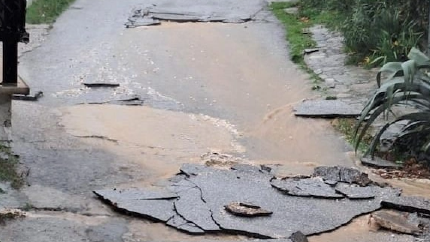 Κακοκαιρία Adel: Ξηλώθηκαν δρόμοι και πλημμύρισαν στη Θάσο