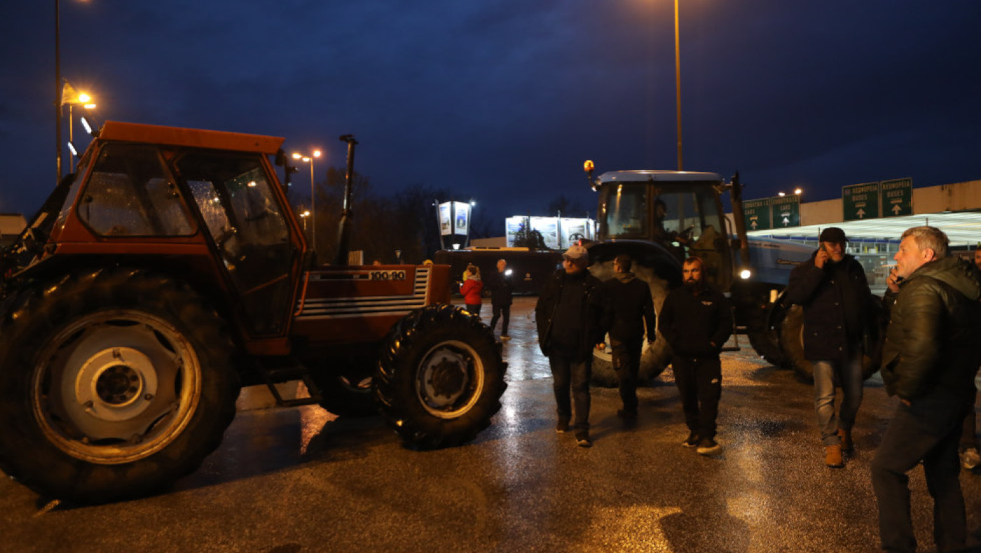 Κιάτο: Αγρότες μερακλήδες έστησαν αυτοσχέδια μπουζούκια (vid)