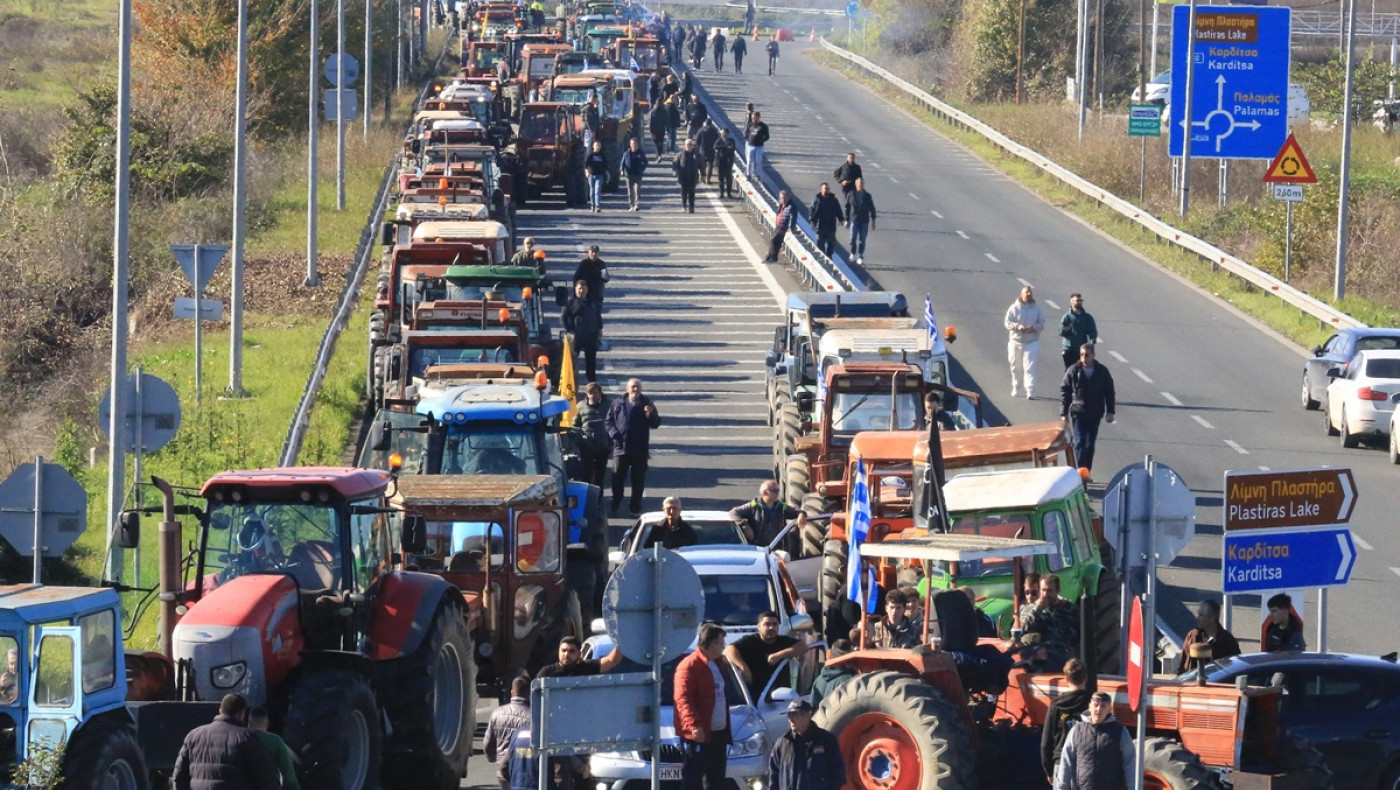 Εγκλωβίστηκε στο μπλόκο αγροτών στη Θήβα το πούλμαν της τουρκικής Μερσίν