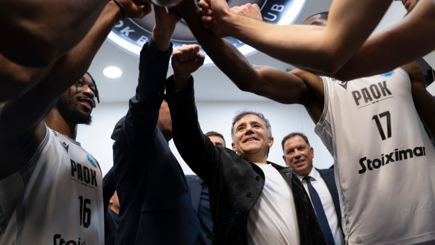 Η γροθιά του Μυστακίδη μαζί με τους παίκτες του ΠΑΟΚ