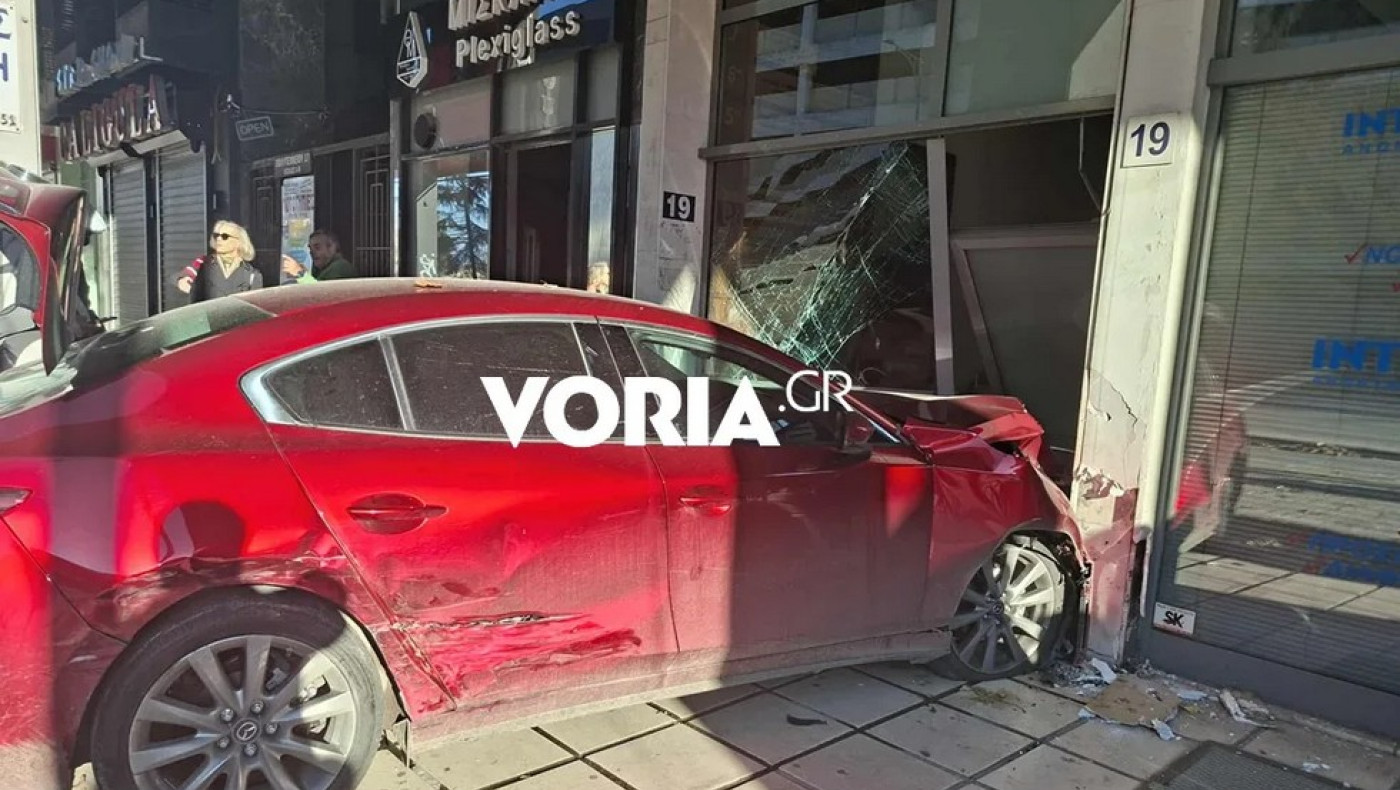 Θεσσαλονίκη: ΙΧ καρφώθηκε σε είσοδο πολυκατοικίας στην Πολυτεχνείου
