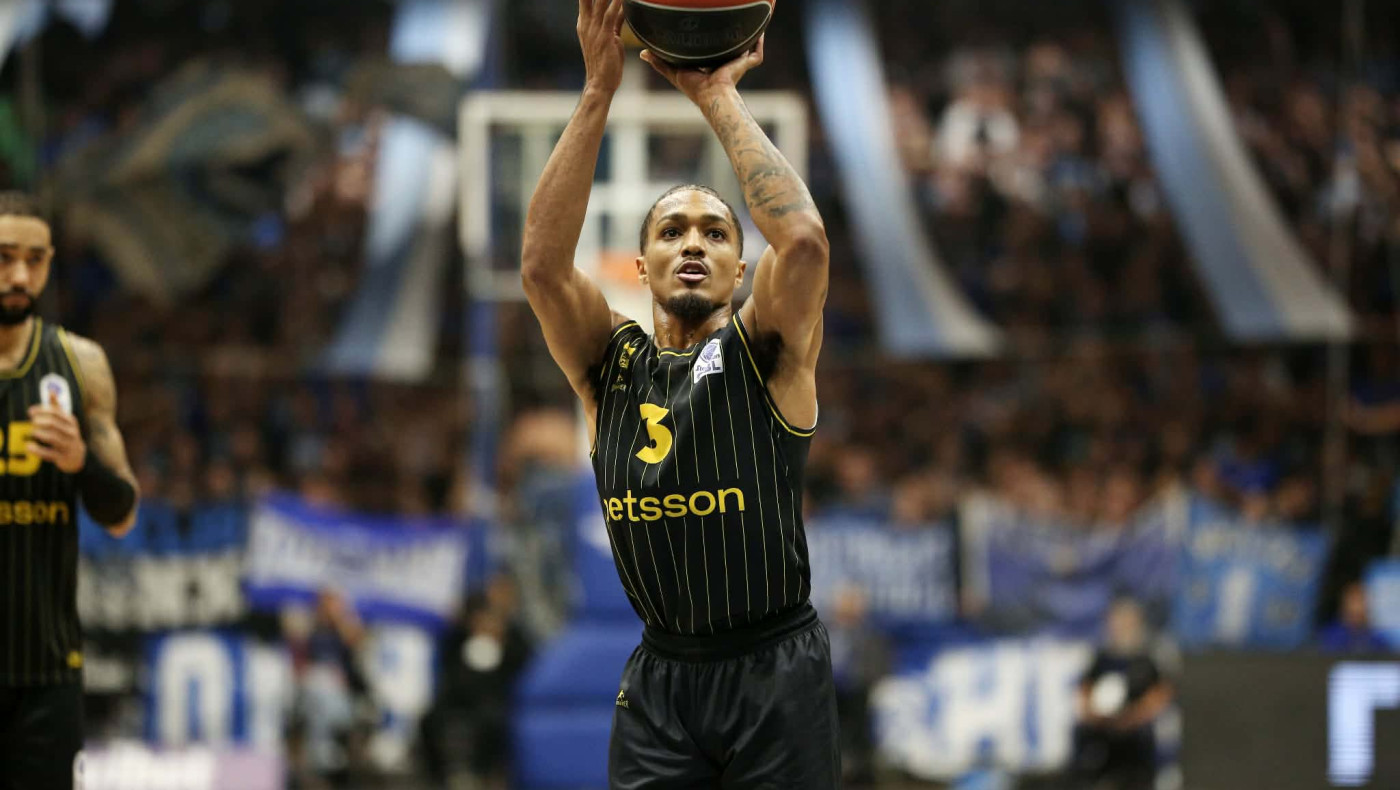 Τζόουνς: «Βάζω την ομάδα πάνω από τον εαυτό μου - Πνευματικά δυνατοί στο Αμβούργο»