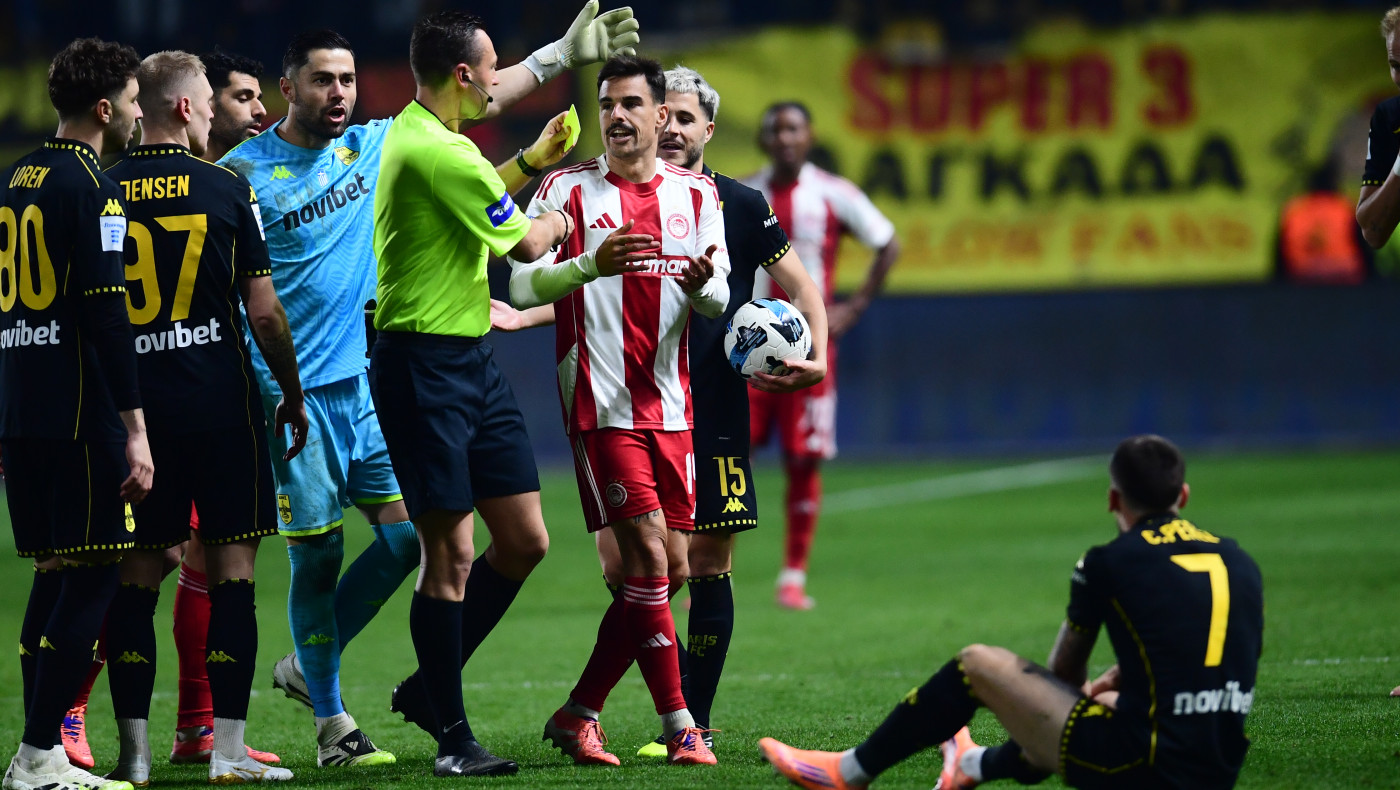 Απίστευτο: Μόλις 4 κάρτες σε 9 ματς με Έλληνες στο χορτάρι – 15 κίτρινες και 2 κόκκινες σε 5 ντέρμπι με ξένους!