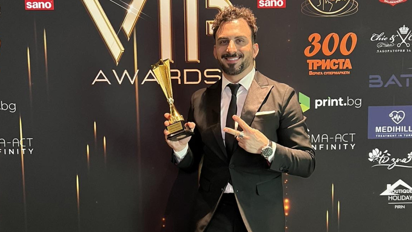Ο έλληνας τραγουδιστής που «σαρώνει» τα βραβεία στο εξωτερικό