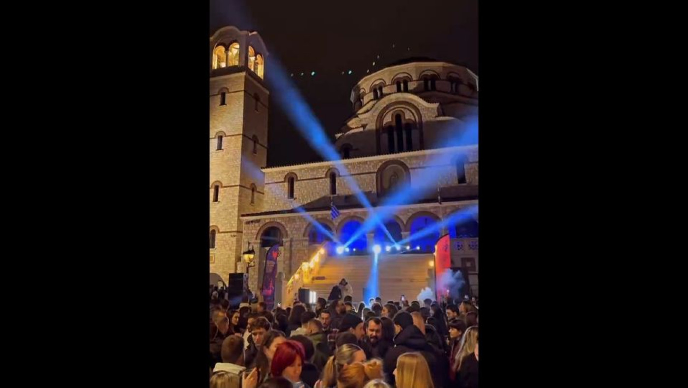 Θύελλα αντιδράσεων: Έστησαν... rave party στα σκαλιά εκκλησίας!