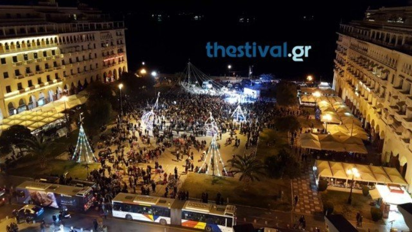 Φωταγωγήθηκε λιτά η      πλατεία Αριστοτέλους (vids)
