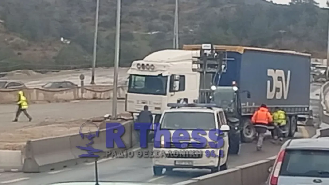 Δίπλωσε νταλίκα στον Περιφερειακό της Θεσσαλονίκης: Έκλεισε το ρεύμα προς τα δυτικά