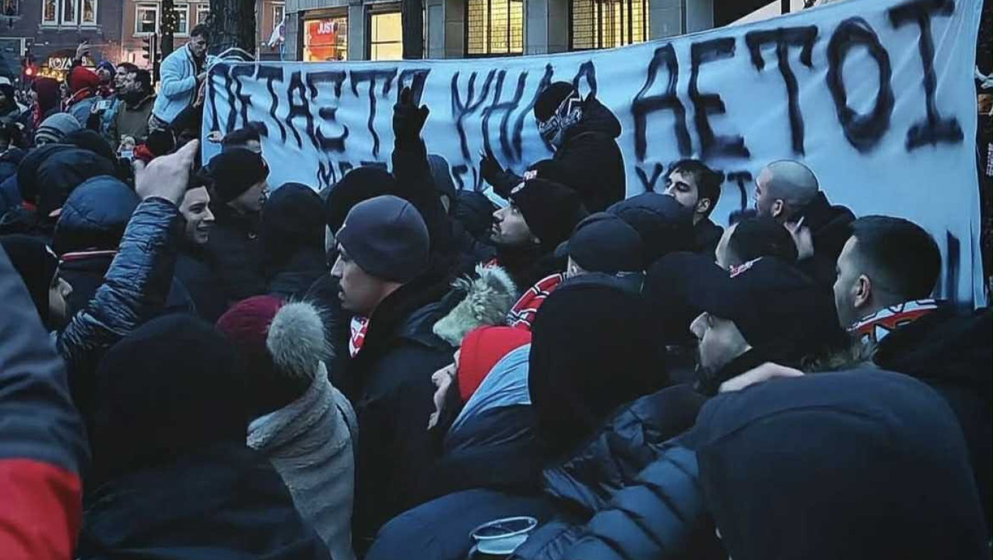 Υπέροχη ενέργεια οπαδών του Ολυμπιακού με πανό «πετάξτε ψηλά αετοί» και σύνθημα «αδέρφια ζείτε»