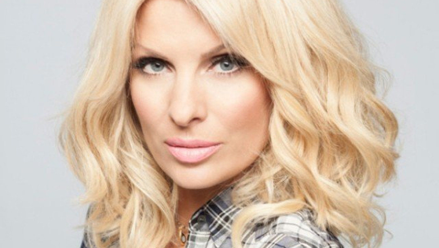 Σε ποιανού τα πόδια κάθισε η Ελένη Μενεγάκη;   (ΦΩΤΟ)