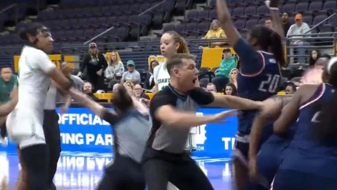 Ξύλο, αποβολές και μία λιπόθυμη διαιτητής-Χαμός σε αγώνα μπάσκετ (vid)