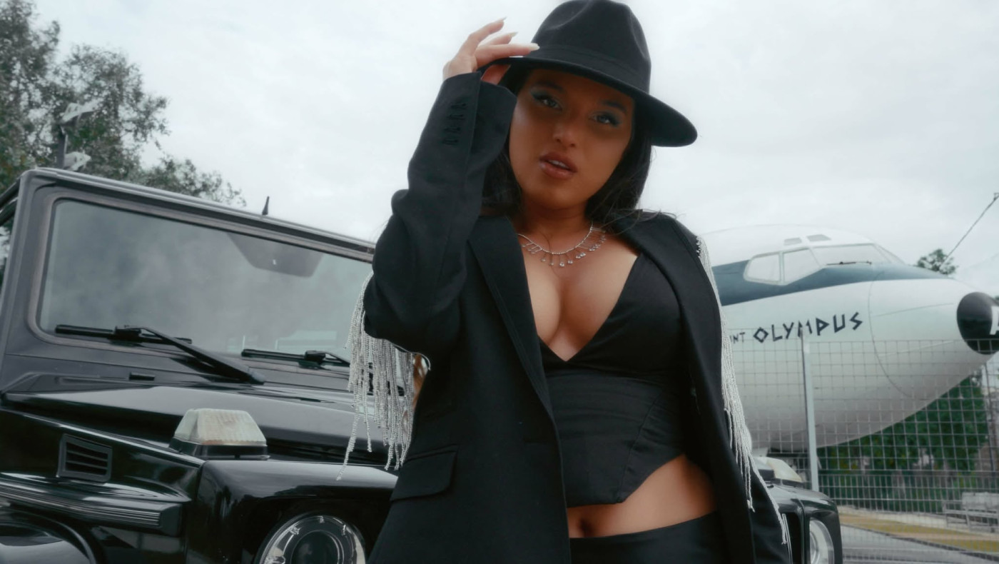 Έλενα Χάρου: Με άρωμα καλλιστείων το βίντεο κλιπ του νέου της single