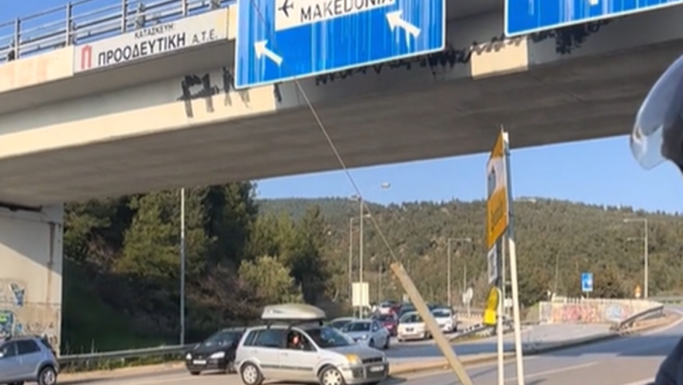 Θεσσαλονίκη: «Καβάλησε» διάζωμα για να αποφύγει μπλόκο στον Περιφερειακό