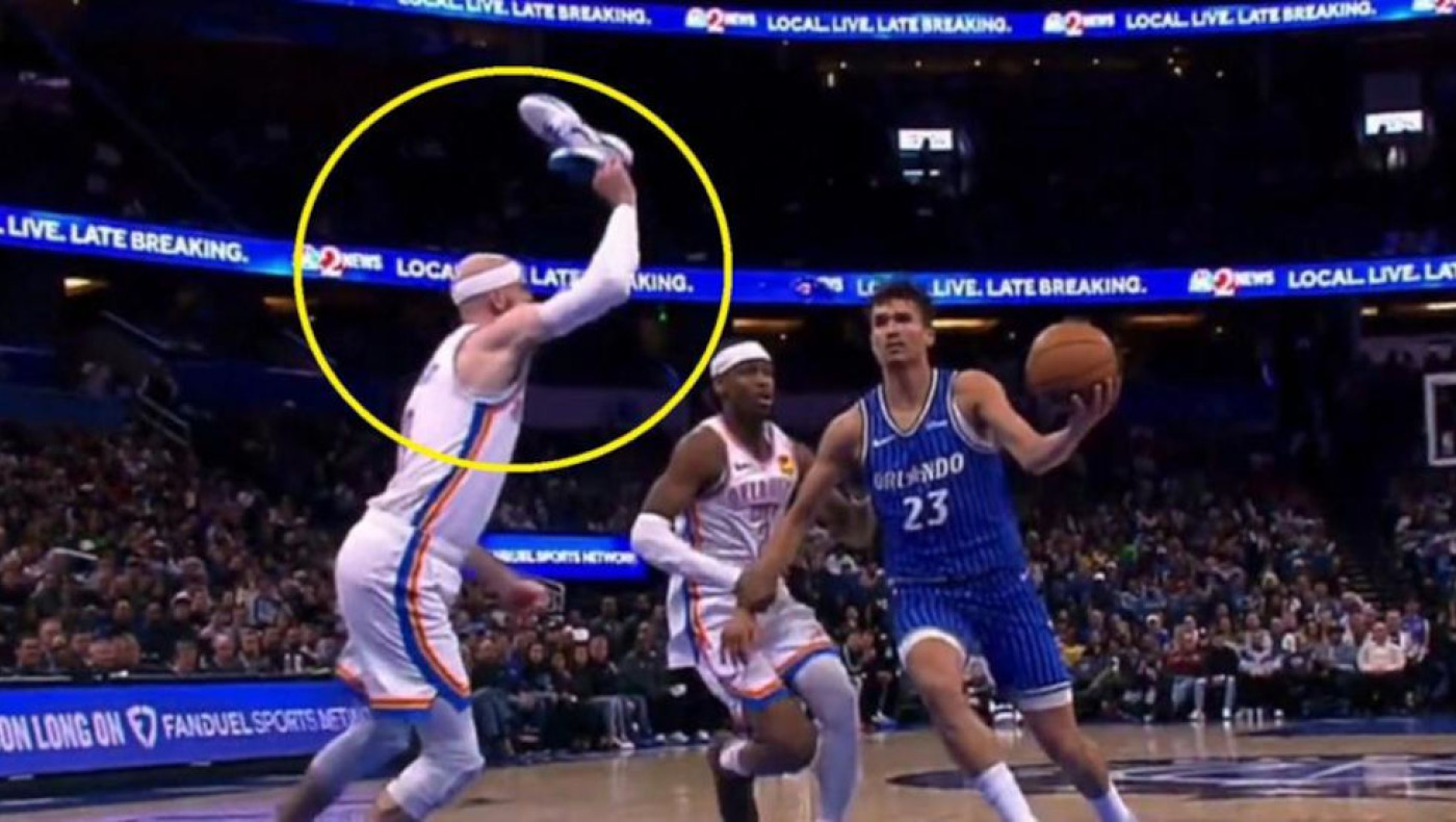 NBA: Ο Καρούσο πήγε για τάπα με το... παπούτσι του!