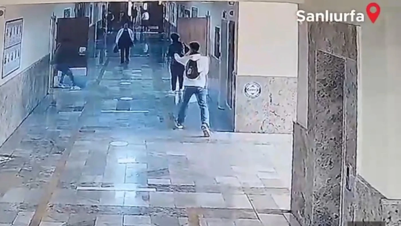 Βίντεο-ΣΟΚ:  Η στιγμή που ο 19χρονος εισβάλλει ένοπλος σε σχολείο και πυροβολεί αδιακρίτως