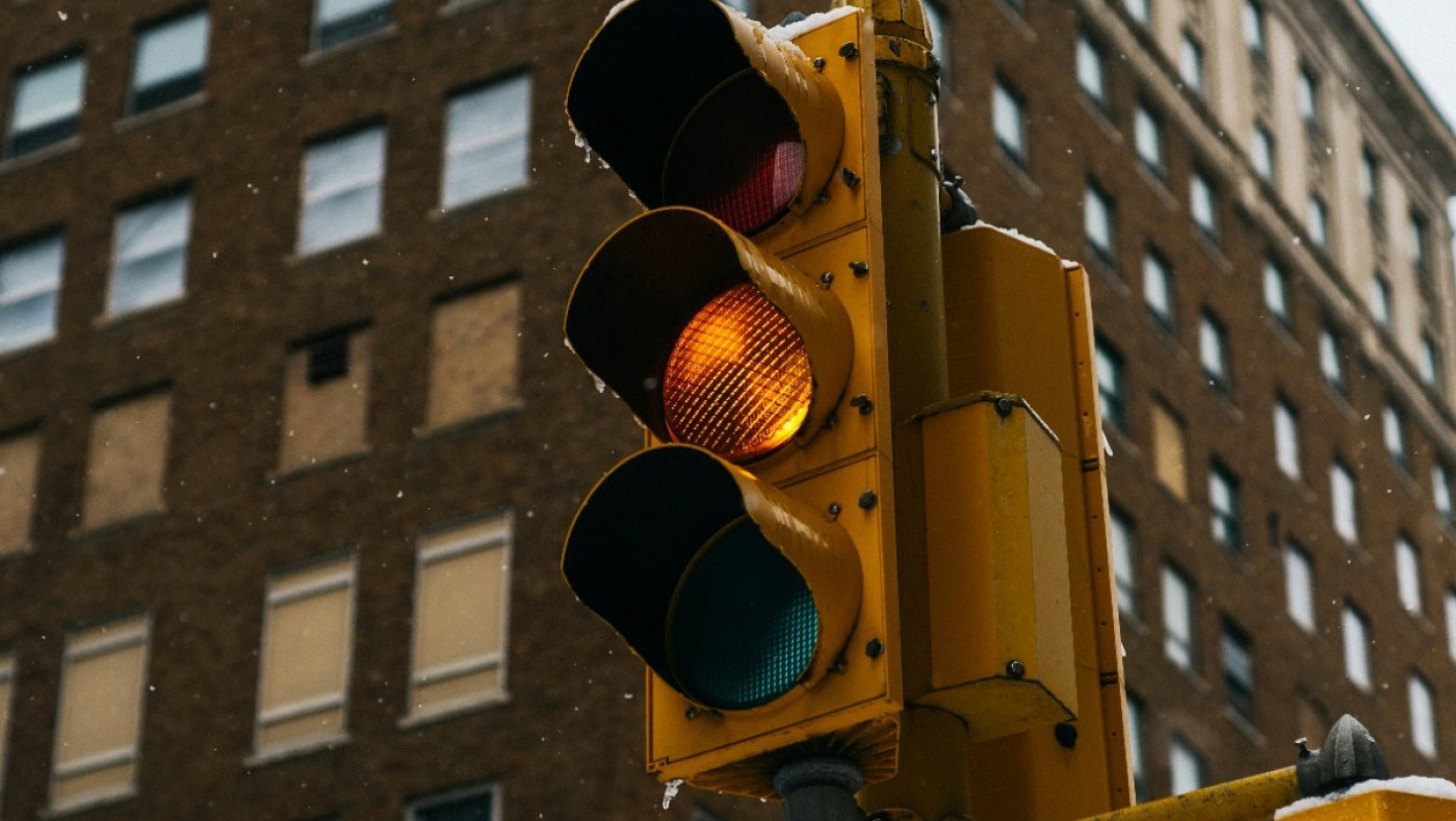 Αλλαγές στον ΚΟΚ: Τι ισχύει με το πορτοκαλί φανάρι και ποιο είναι το πρόστιμο