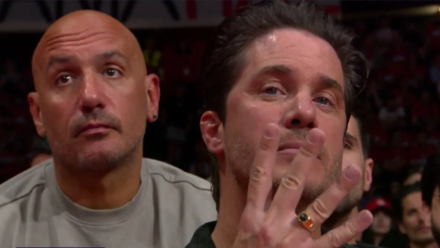 Νίκος Οικονομόπουλος: Στο ΣΕΦ για το Ολυμπιακός-Μονακό και η ιδιαίτερη χειρονομία του