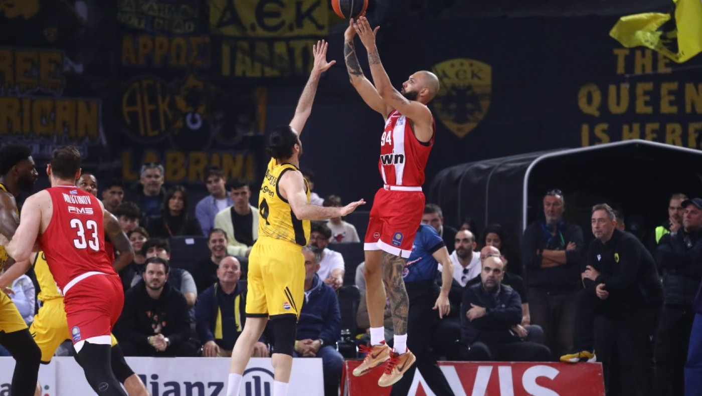 Ο Ολυμπιακός νίκησε την ΑΕΚ και έκανε «δώρο» στον ΠΑΟΚ