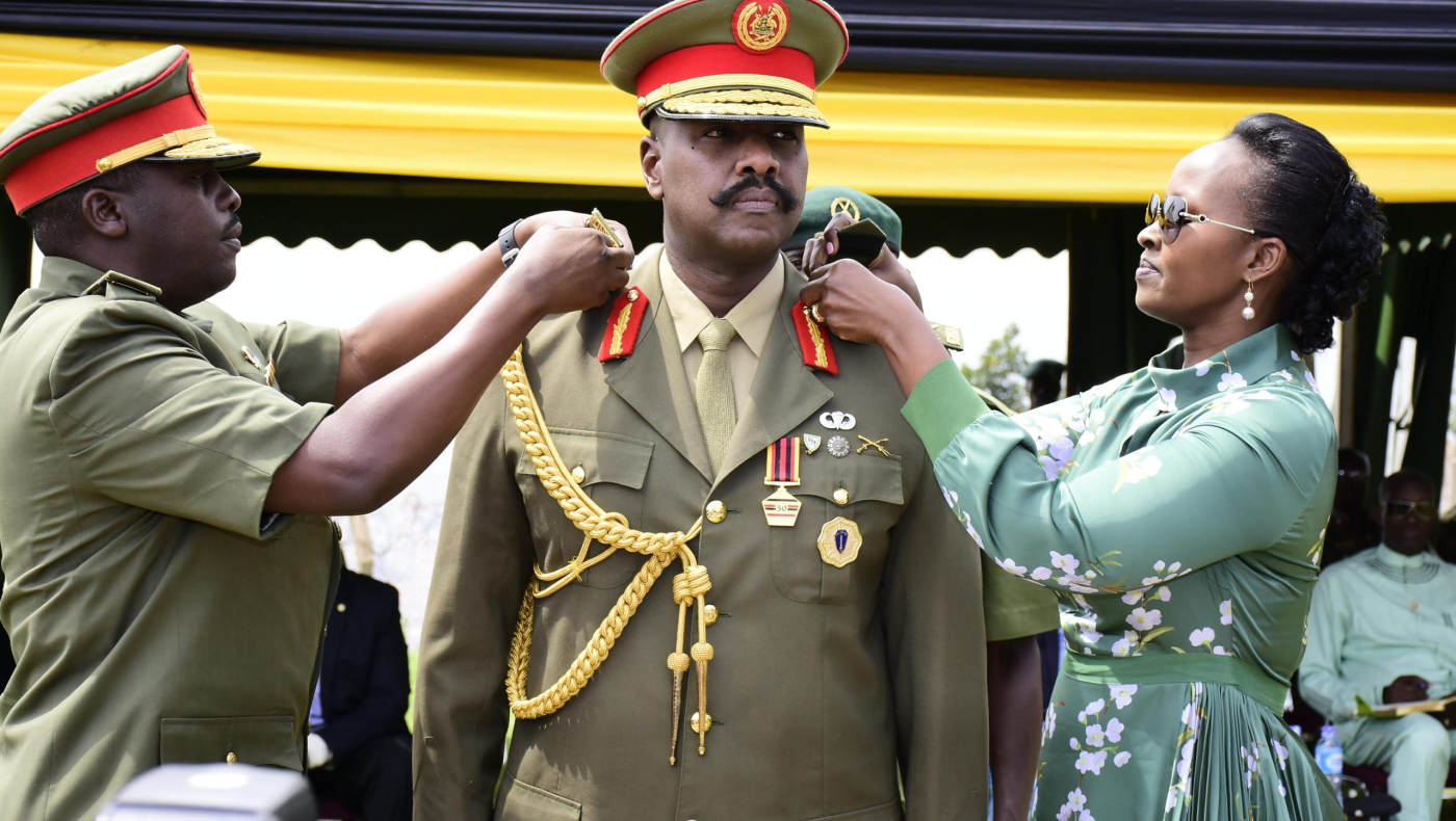 Μουχούζι Καϊνερουγκάμπα: Συγγενής του... Μέγα Αλέξανδρου δηλώνει ο αρχηγός στρατού της Ουγκάντα