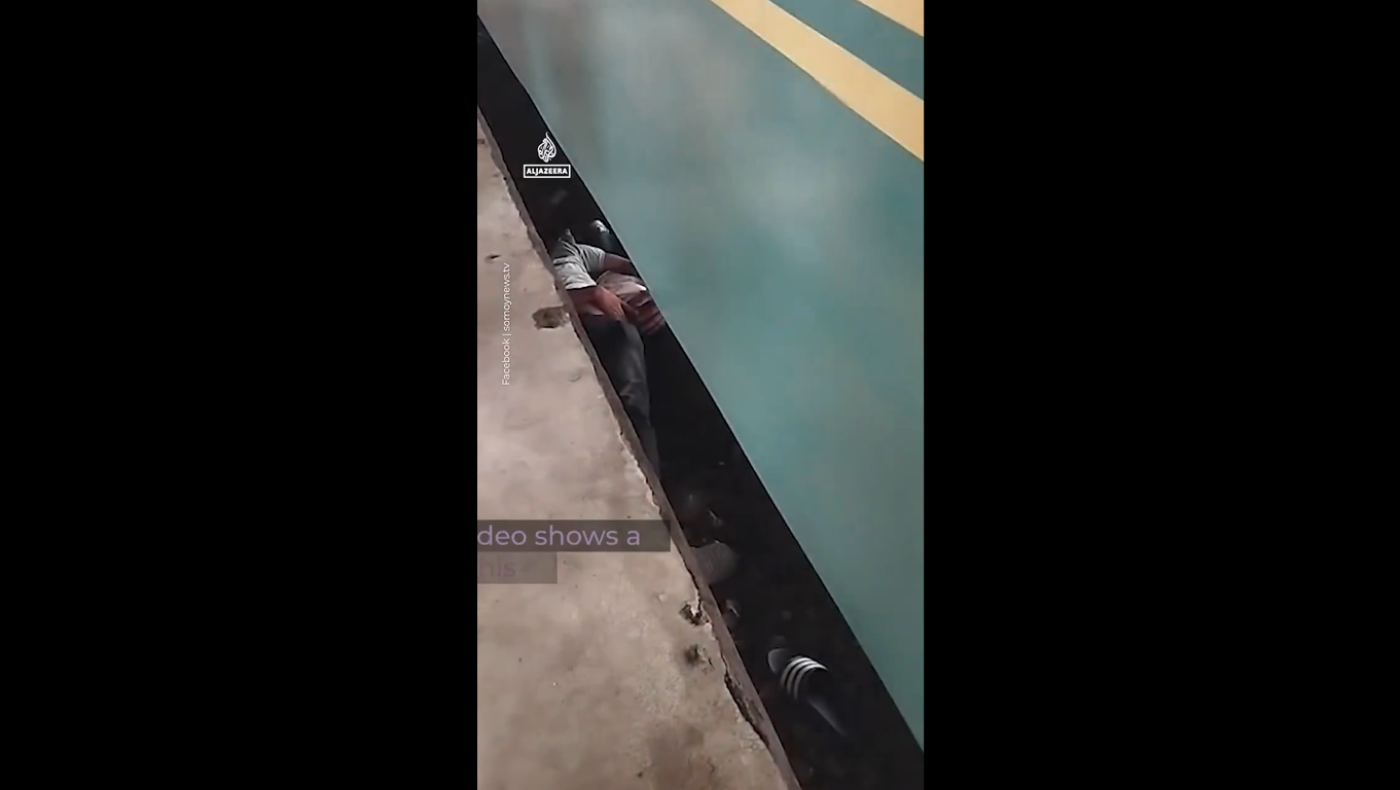 Μπαγκλαντές: Πατέρας καλύπτει το παιδί του καθώς περνά από πάνω τους οκτώ βαγόνια