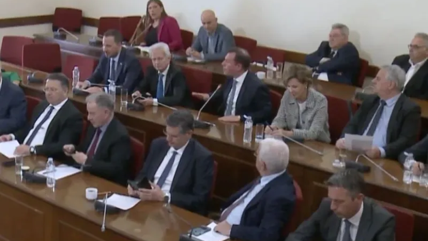 «Σκοτώθηκαν» Κωνσταντοπούλου και Δουδωνής: «Να μην χτυπάτε τα χέρια σας»