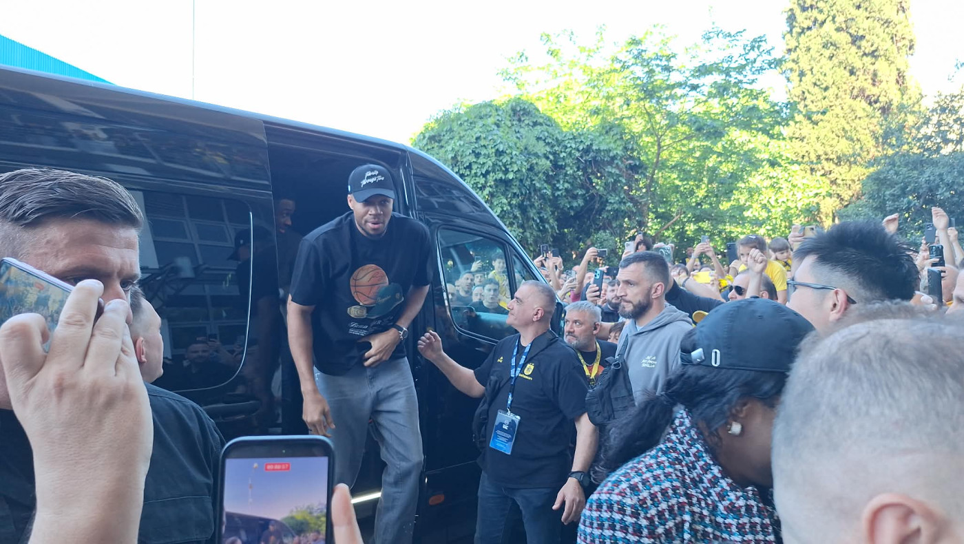 Άρης: Τρέλα για την οικογένεια Αντετοκούνμπο έξω από το Παλέ