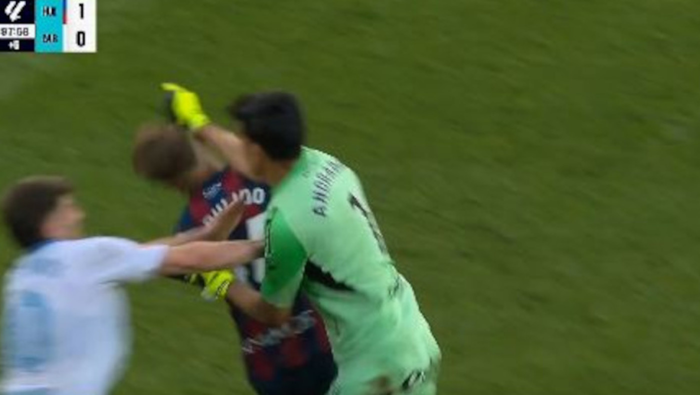 Ουέσκα–Σαραγόσα: Ξέφυγε ο γκολκίπερ των φιλοξενούμενων έριξε μπουνιά σε αντίπαλο