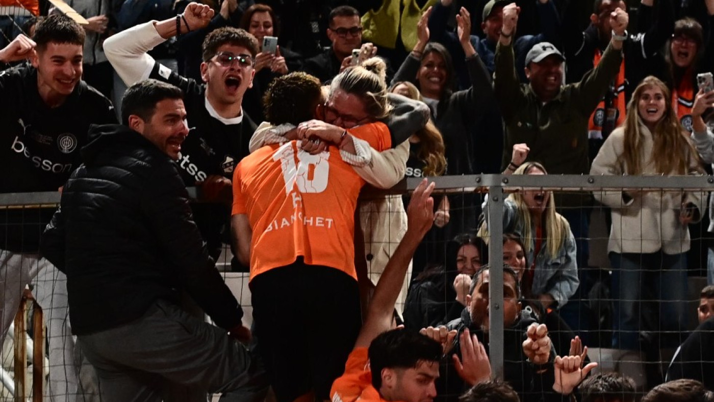 Ο πανηγυρισμός του Νους με τη μαμά του στο 1-2 του ΟΦΗ