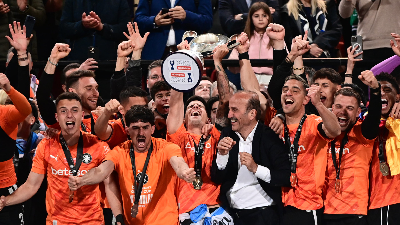 ΟΦΗ: Η στιγμή της απονομής των Κυπελλούχων Ελλάδας