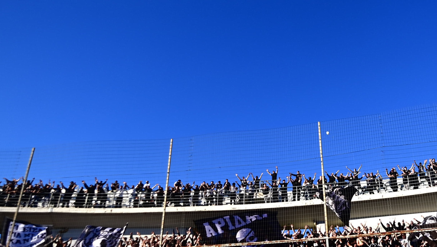 Χρήση χημικών έξω από το Πανθεσσαλικό, μικρή ένταση οπαδών του ΠΑΟΚ και της αστυνομίας