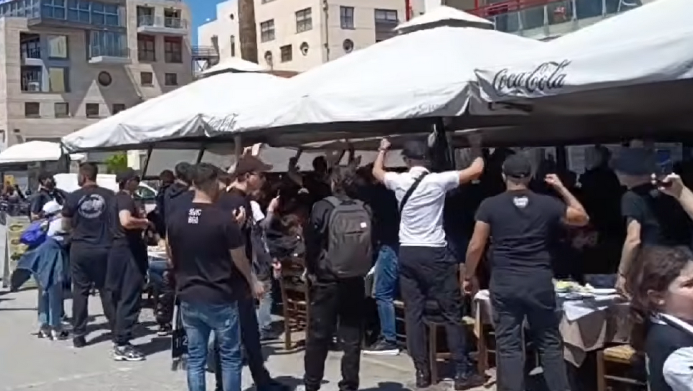 Ποδοσφαιρική γιορτή στον Βόλο: Οπαδοί του ΠΑΟΚ και του ΟΦΗ τραγουδούν μαζί συνθήματα!