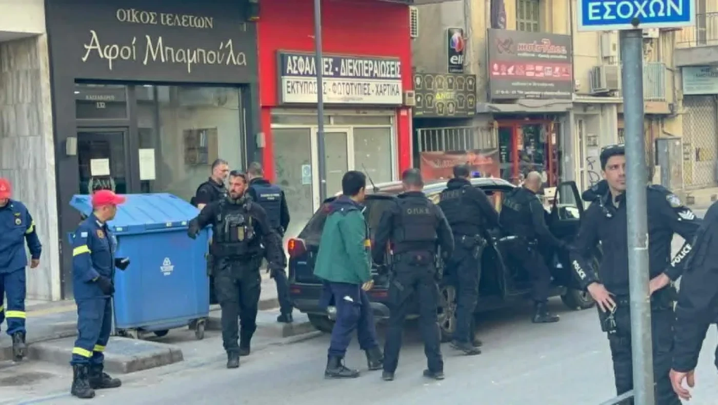 Άνδρες της ΟΠΚΕ απομάκρυναν τον 20χρονο που πετούσε αντικείμενα από το μπαλκόνι του